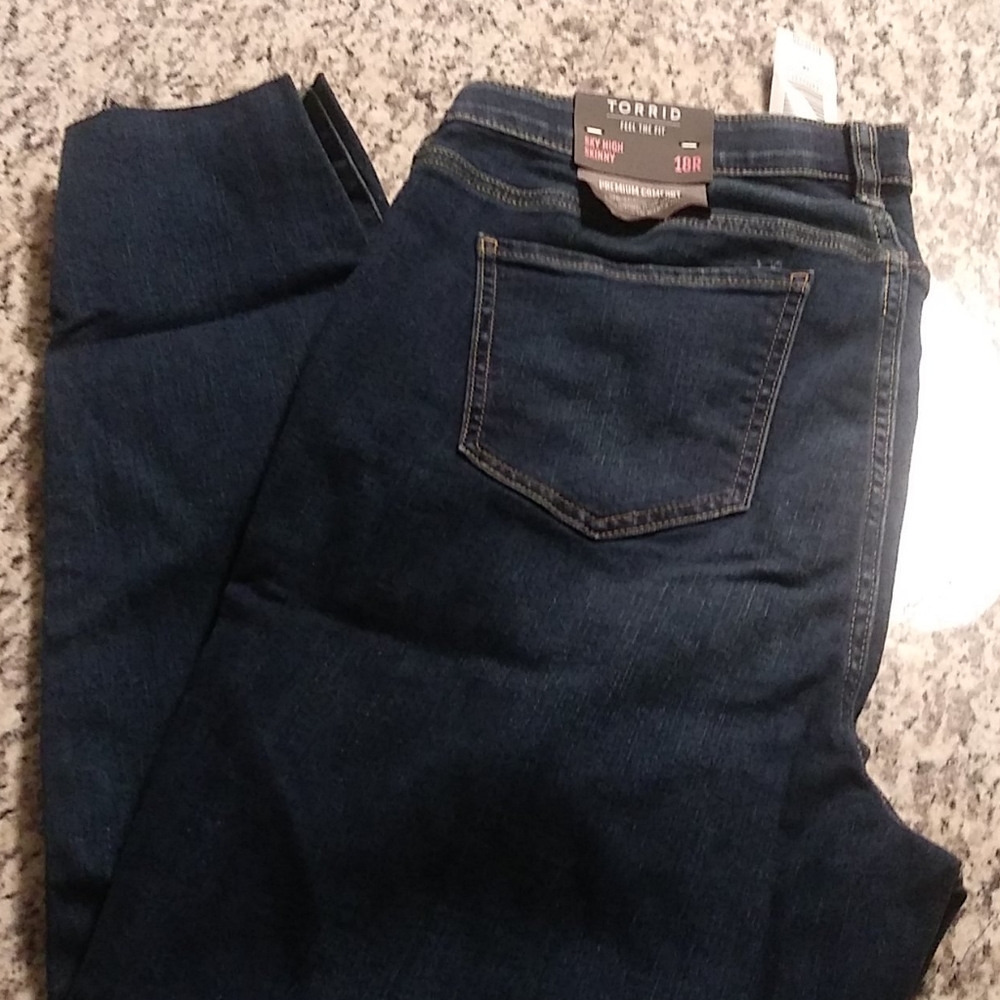 🎉HOST PICK🎉 Torrid High Rise Skinny Jean w/ Step Hem (10) - Picture 4 of 8